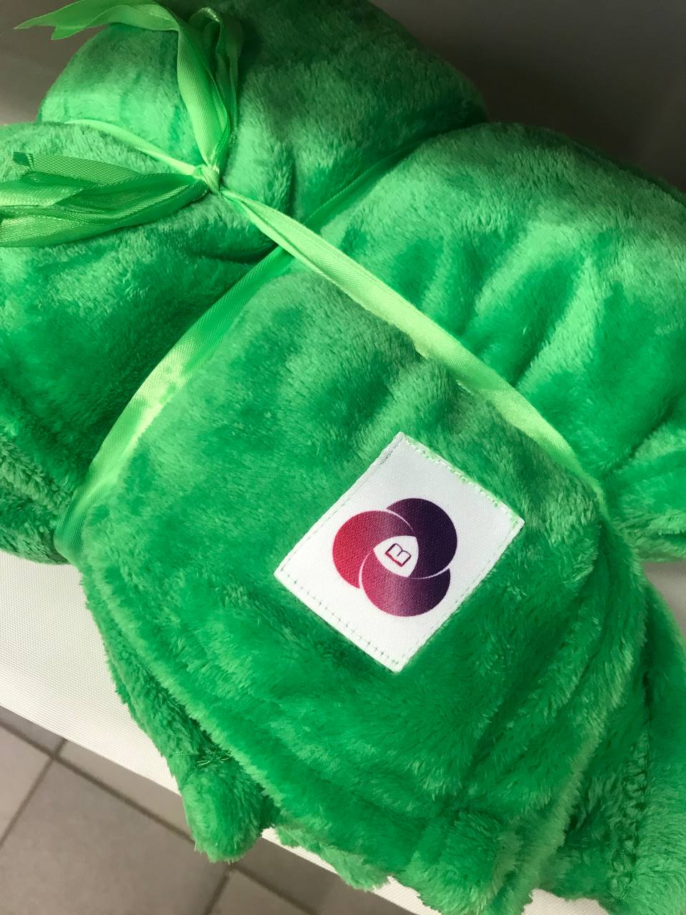 зеленое флисовое одеяло с принтом бренда