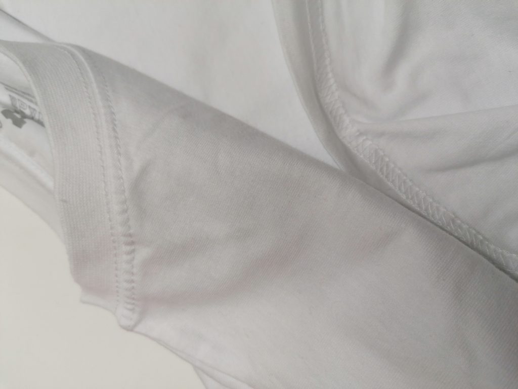 белая футболка из хлопка ткани