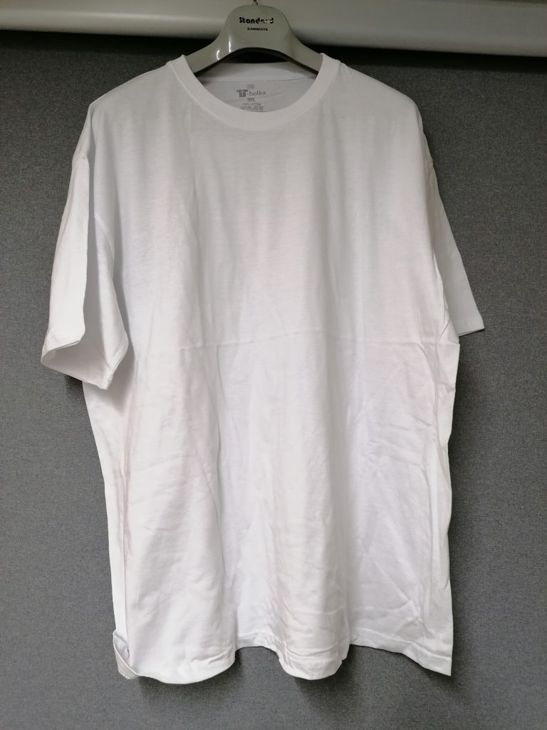 белая футболка из хлопка