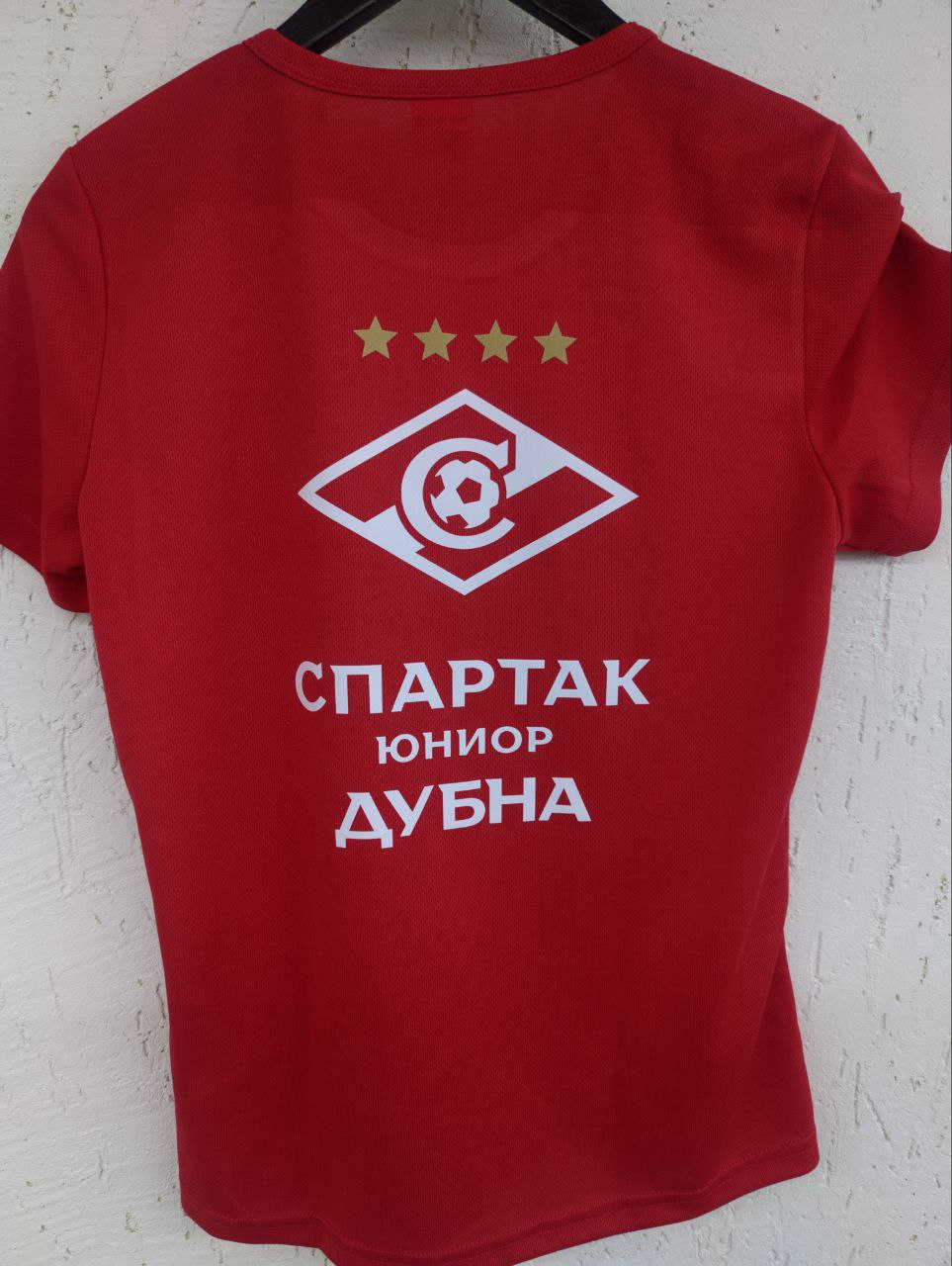 Красная футболка с надписью СПАРТАК ЮНИОР ДУБНА